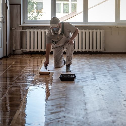 distribución e instalación suelos de madera en Málaga. barnizado de parquet