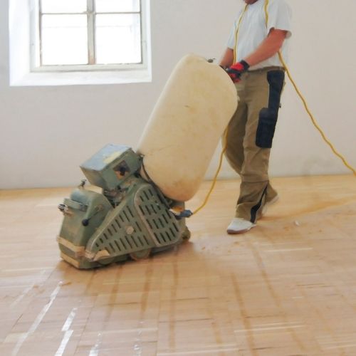 uno de nuestros especialistas realizando un lijado de parquet en granada